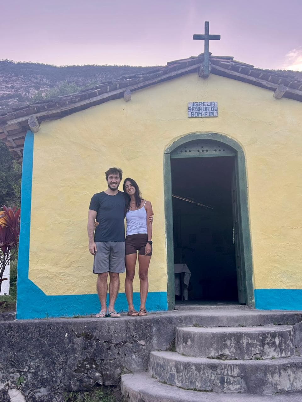 André e Ilka em frente à igrejinha na Chapada dos Veadeiros