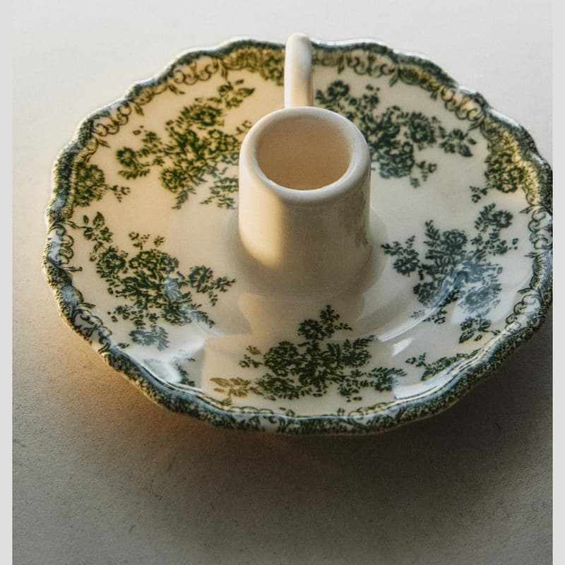 Castiçal de cerâmica com estampa floral