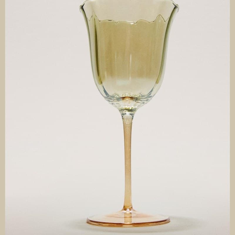 Taça de vidro com boca de sino