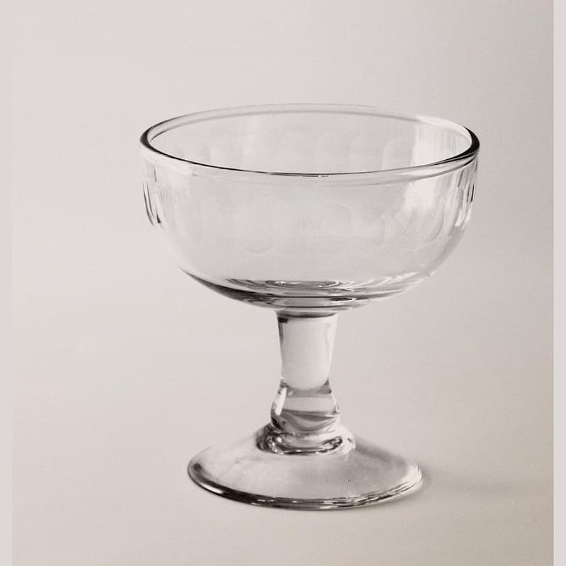Taça de vidro com relevo vertical
