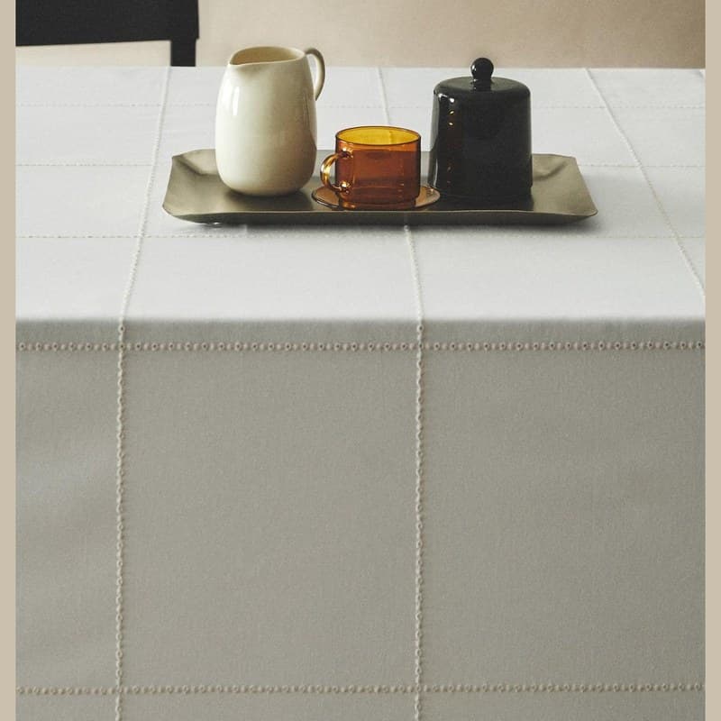 Toalha de mesa com inserção e bordado floral