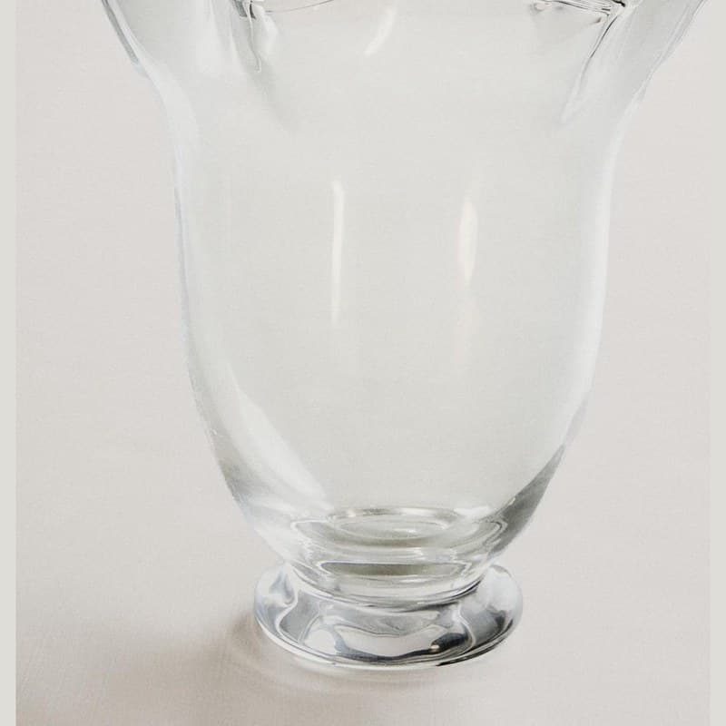 Vaso de vidro transparente ondulado