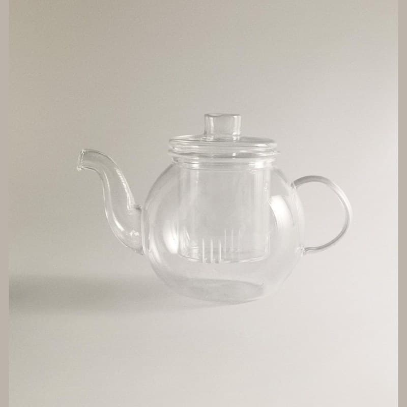 Xícara de chá de porcelana com borda antiga